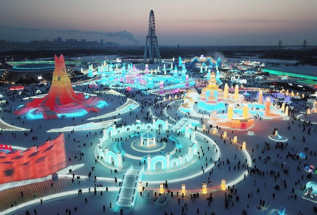 游客在哈爾濱冰雪大世界游玩（無人機照片，2024年1月5日攝）。新華社記者 王建威 攝