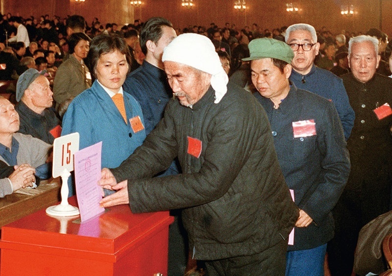 我國現(xiàn)行憲法于1982年12月4日由第五屆全國人大第五次會議通過并公布施行。根據(jù)改革開放和社會主義現(xiàn)代化建設的實踐和發(fā)展，全國人大于1988年、1993年、1999年、2004年、2018年先后5次作出必要的、也是十分重要的修正。圖為出席第五屆全國人民代表大會第五次會議的代表投票表決《中華人民共和國憲法》（資料照片）。 新華社發(fā)
