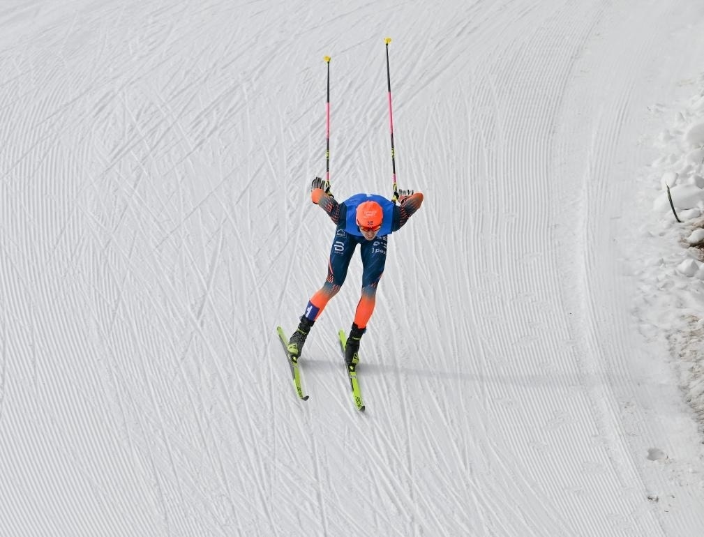 重慶隊選手王強在第十四屆全國冬季運動會越野滑雪公開組男子雙追逐比賽中奪冠（2024年2月14日攝）。新華社記者 劉磊 攝