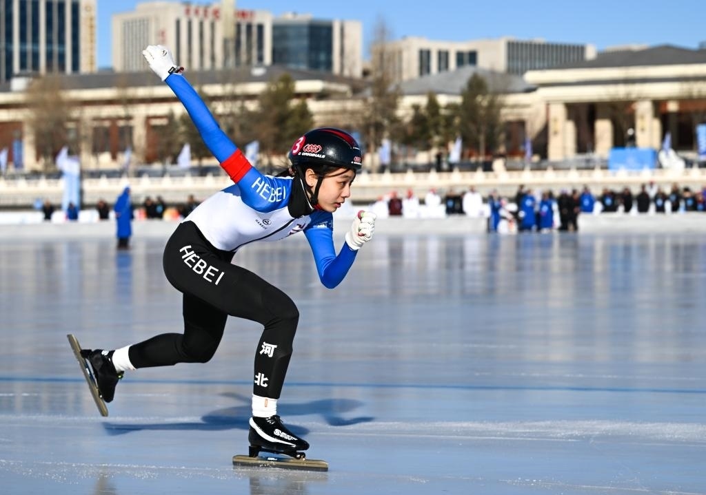 河北隊選手許一凡在第十四屆全國冬季運動會群眾速度滑冰比賽4X200米混合接力比賽中（2024年1月14日攝）。新華社記者 貝赫 攝