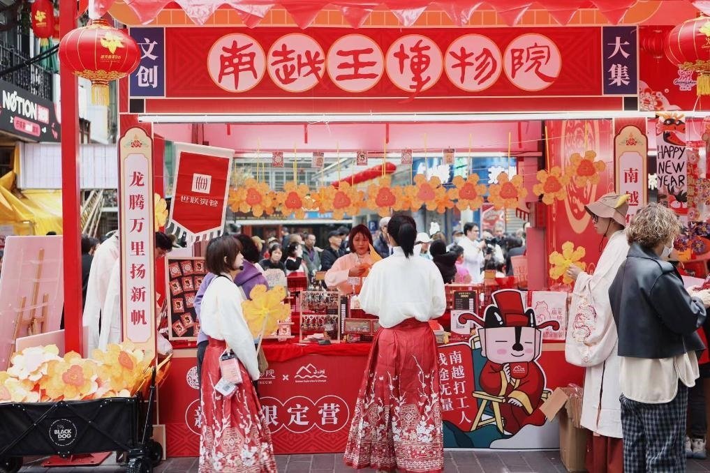 在西湖花市的南越王博物院攤位，文創(chuàng)與花市的跨界融合吸引了不少市民游客駐足。（南越王博物院供圖）