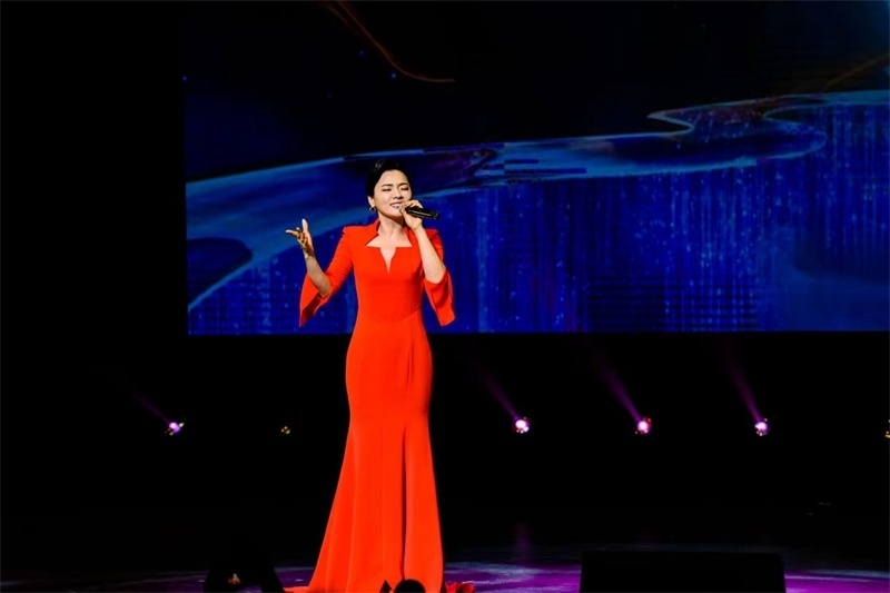 女高音歌唱家陳思思演唱《但愿人長久》。趙 靖攝