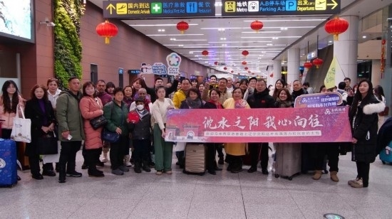 2月11日，一批馬來西亞游客抵達沈陽桃仙國際機場。新華社發(fā)
