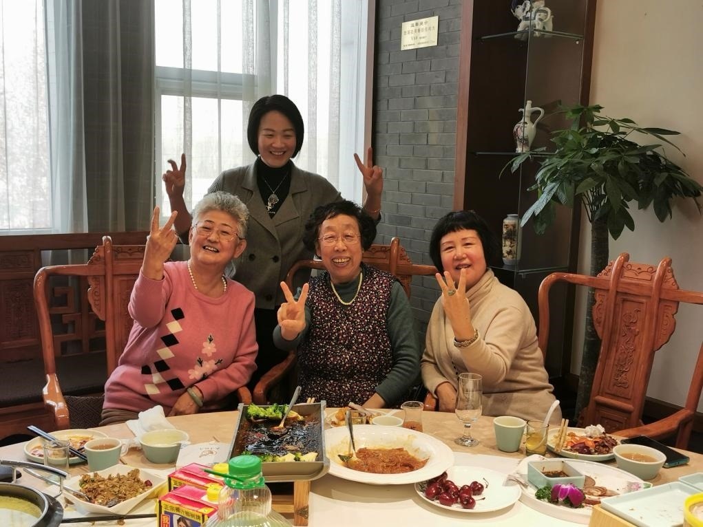 吳釗（前排左一）和鄰居一起在天津過年。（采訪對象供圖）