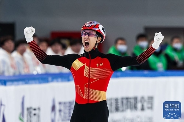 吉林隊(duì)選手孫龍沖線(xiàn)后慶祝勝利。新華社記者 李博 攝