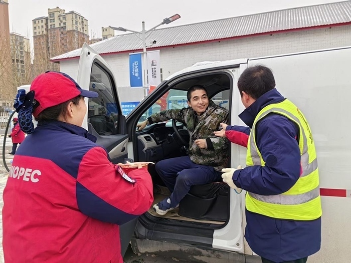 加能站員工為雪天到站充電的司機(jī)送來泡面并邀請他到站里休息。受訪者供圖
