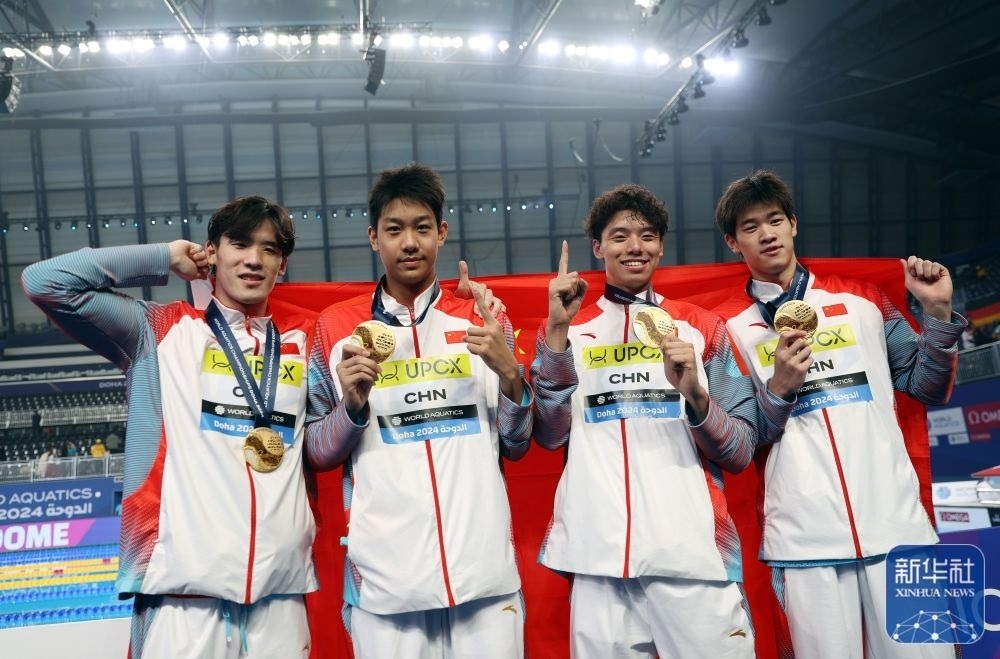 2月11日，2024年多哈游泳世錦賽男子4×100米自由泳接力決賽，中國隊(duì)選手王浩宇、張展碩、季新杰和潘展樂（從左到右）在頒獎(jiǎng)儀式后合影慶祝。新華社記者 雒圓 攝