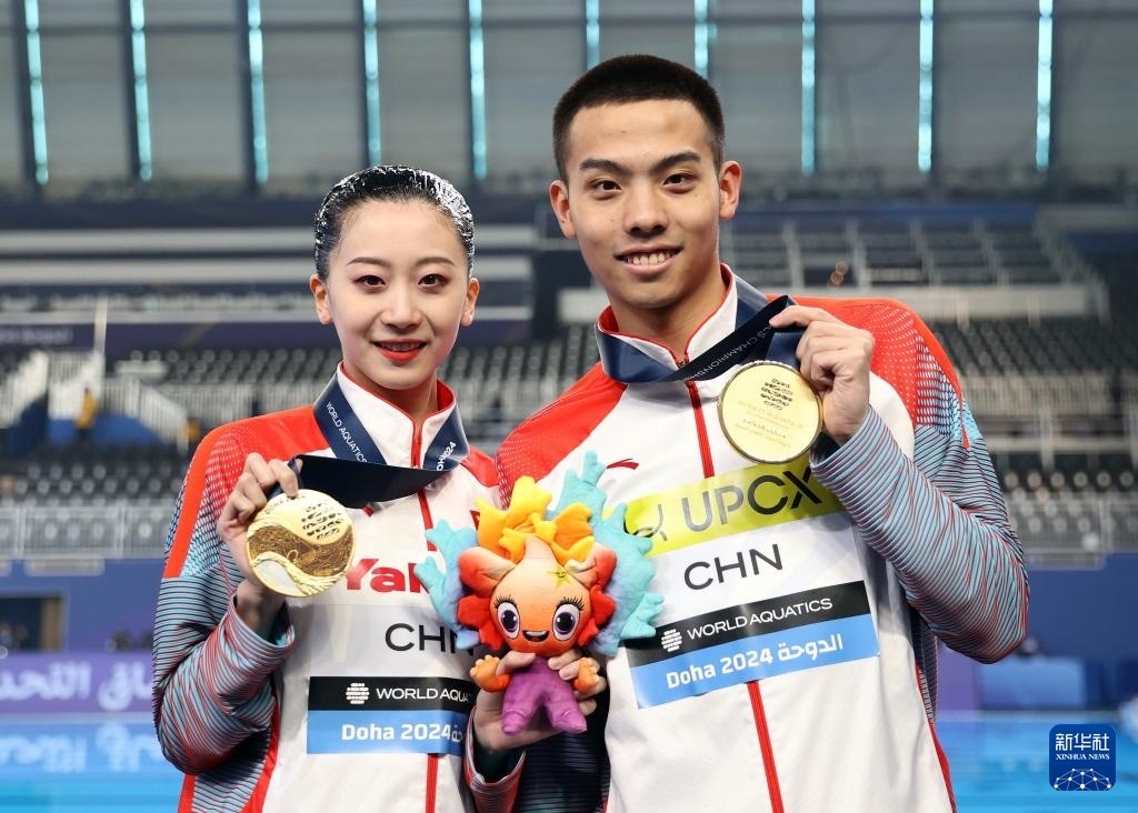 2月10日，2024年多哈游泳世錦賽花樣游泳混合雙人自由自選決賽，程文濤（左）/石浩玙在頒獎(jiǎng)儀式后合影。新華社記者 雒圓 攝