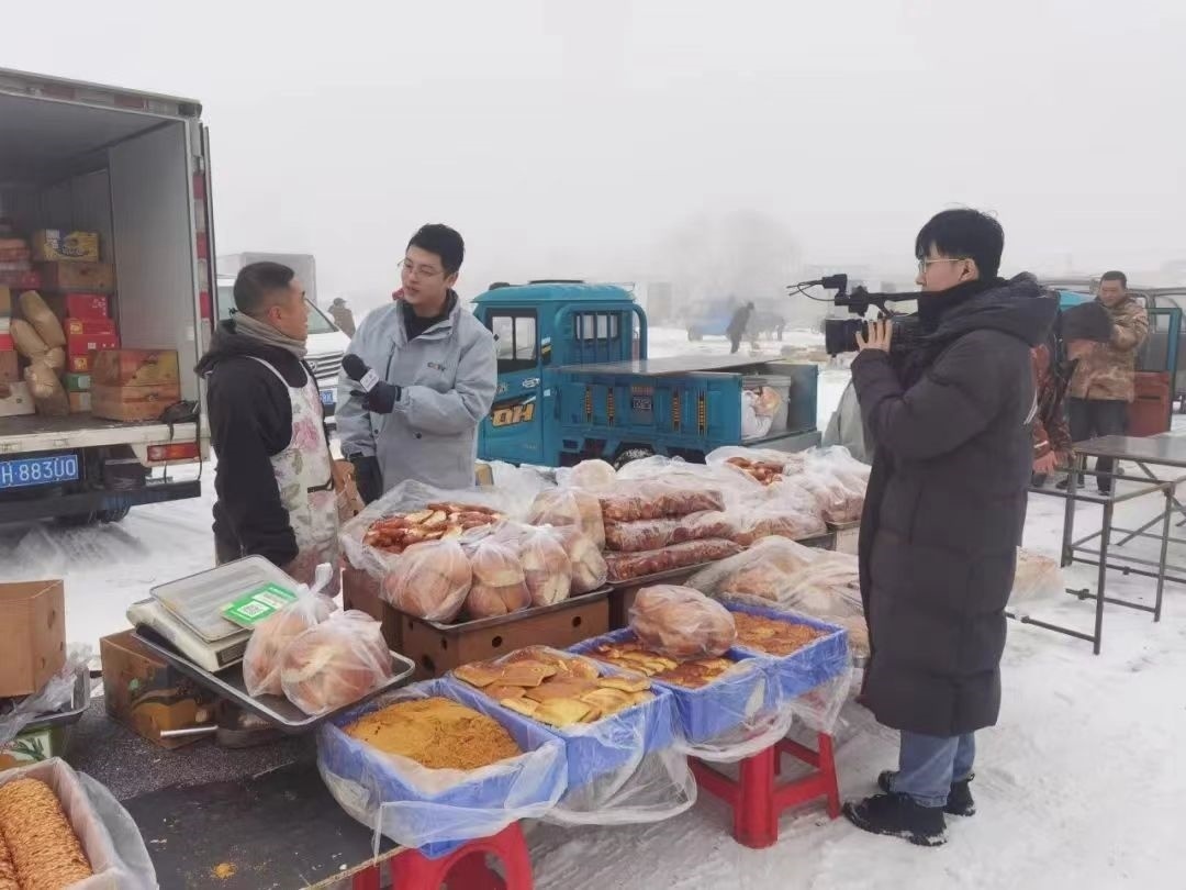 △ 2024年1月1日，在中央廣播電視總臺中央電視臺《新年新愿》報道中，遼寧營口鲅魚圈區(qū)大集賣餅干的小哥憨態(tài)可掬的表情、生機勃勃的臉龐、充滿煙火氣的新年愿望，讓他火爆出圈。