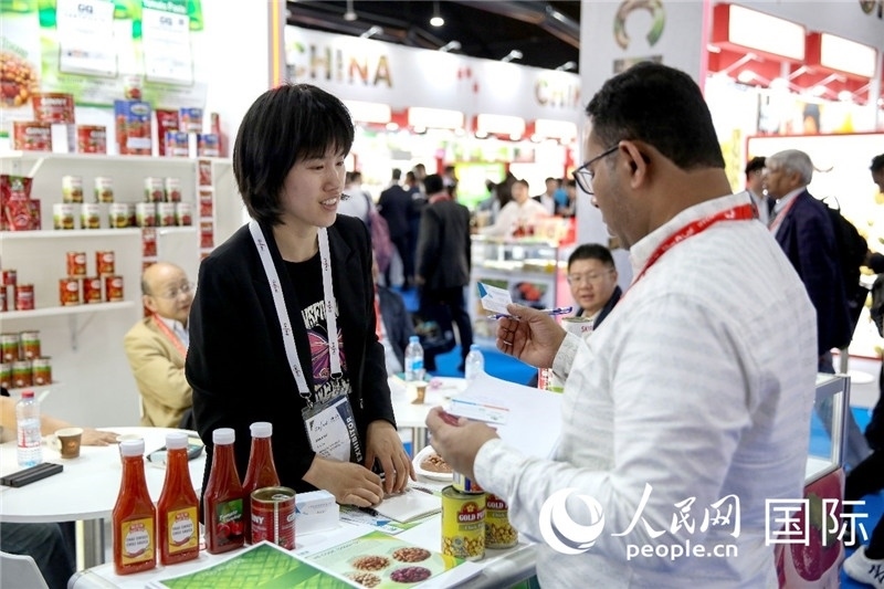 圖為中國(guó)參展企業(yè)代表與采購(gòu)商交流。人民網(wǎng) 塔里克·易卜拉欣攝