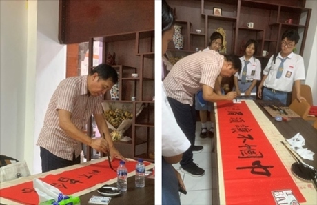 茍皓東展示中國(guó)書(shū)法藝術(shù)。巴陵康孔子學(xué)院供圖