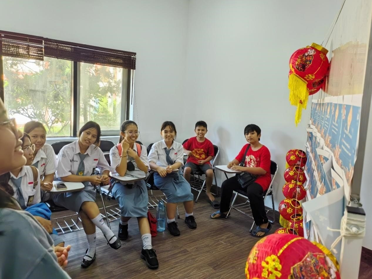 學(xué)生們踴躍參與猜燈謎活動(dòng)。巴陵康孔子學(xué)院供圖