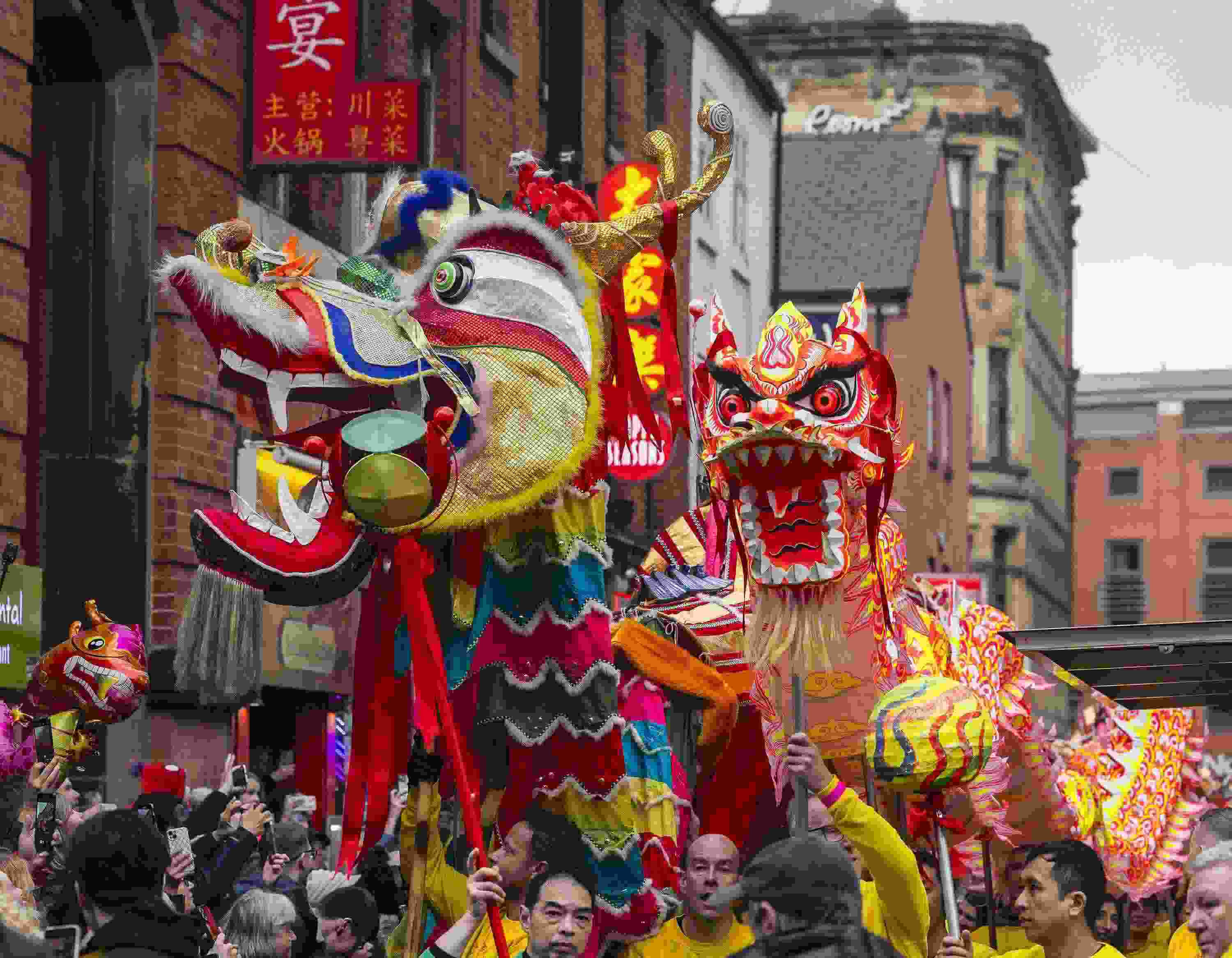 △ 當(dāng)?shù)貢r(shí)間2024年2月11日，英國曼徹斯特，表演者進(jìn)入中國城，參加中國農(nóng)歷龍年春節(jié)的慶?；顒?dòng)。