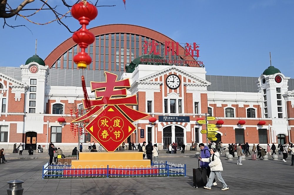 △ 2024年2月17日，沈陽站，人們拉著大大小小的行李箱，踏上了龍年新征程。