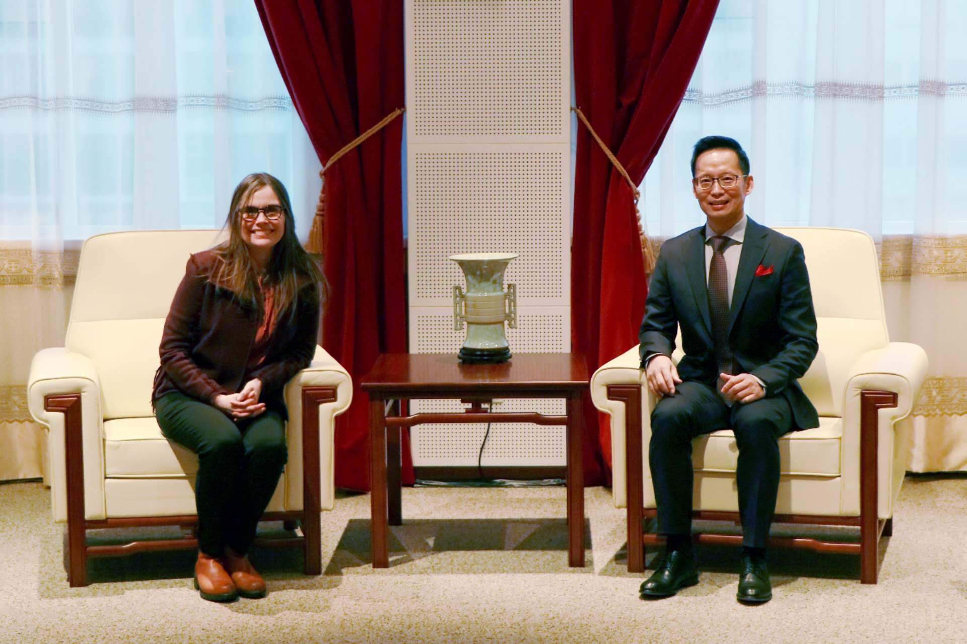 冰島總理雅各布斯多蒂爾（右一）與中國(guó)駐冰島大使何儒龍合影。中國(guó)駐冰島大使館供圖