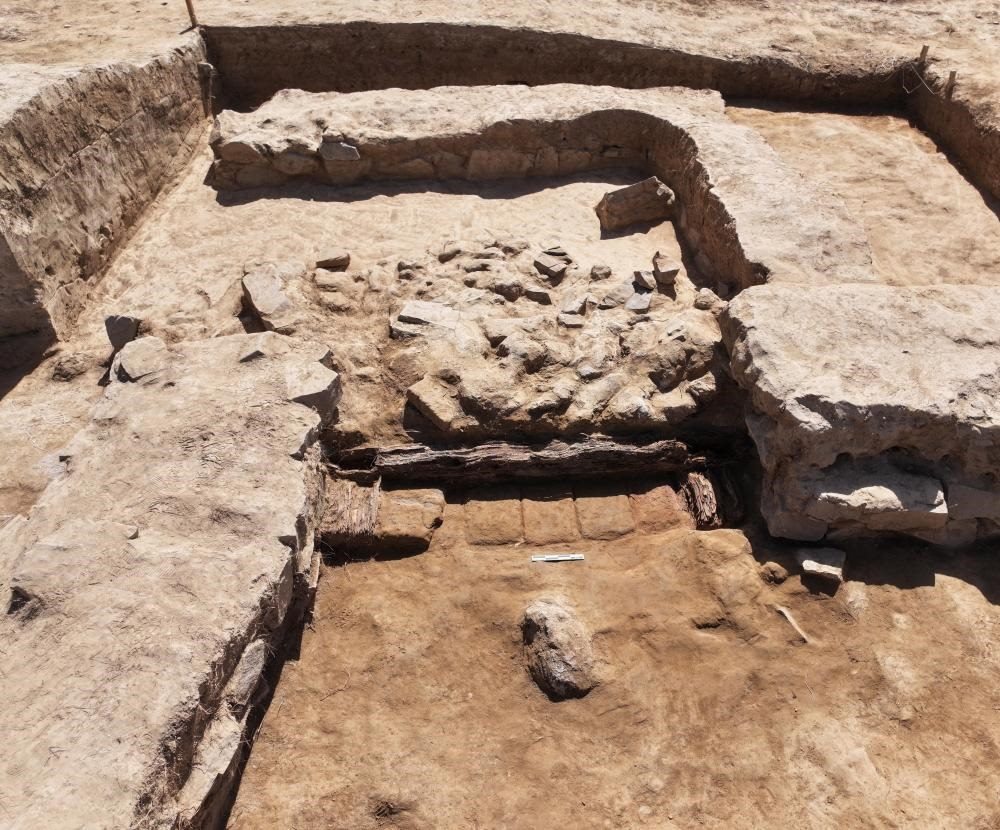 這是都蘭熱水墓群北一區(qū)M37號(hào)（“羊圈墓”）祭祀建筑的木質(zhì)門(mén)構(gòu)。