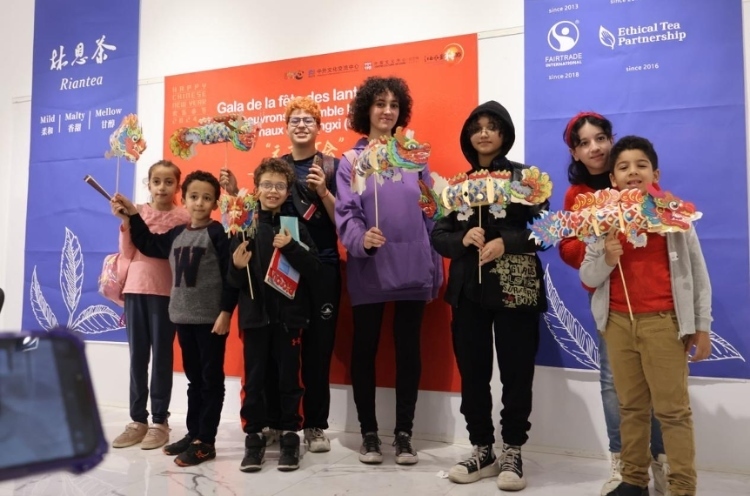 孩子們拿著元宵彩燈合影。拉巴特中國文化中心供圖