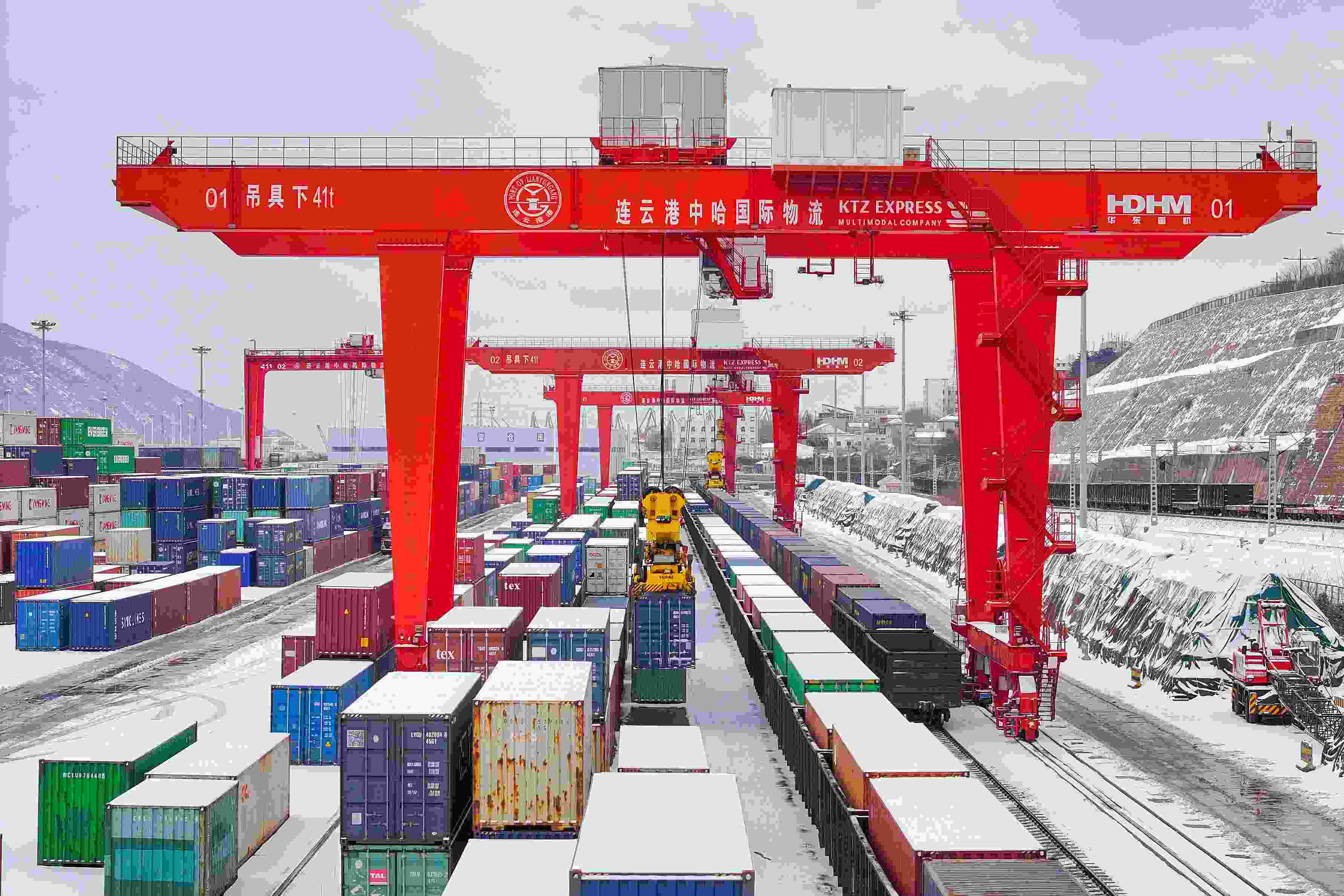 2024年2月22日，江蘇省連云港市中哈連云港物流合作基地，大型機(jī)械正在吊裝集裝箱。