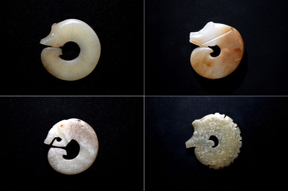 這是在殷墟博物館新館內(nèi)展出的龍形玉玦（拼版照片，1月9日攝）