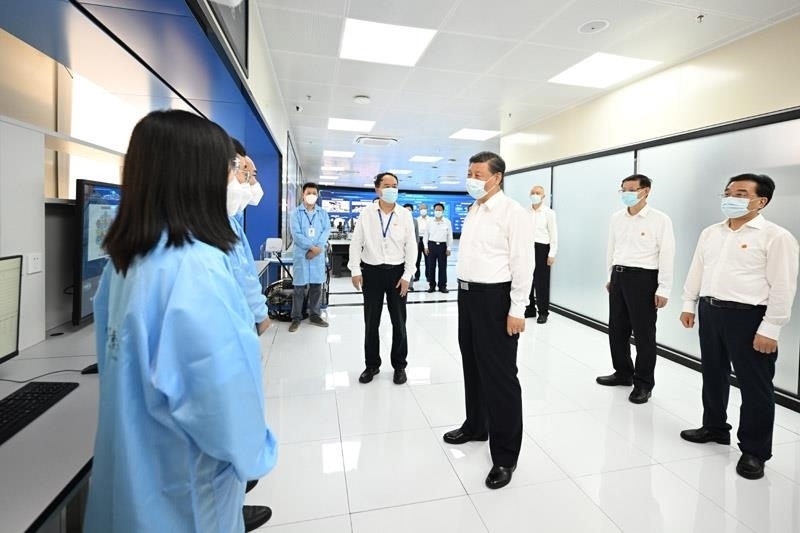2023年7月6日，習(xí)近平總書記在江蘇南京市考察紫金山實(shí)驗(yàn)室時(shí)，同科研人員親切交流。