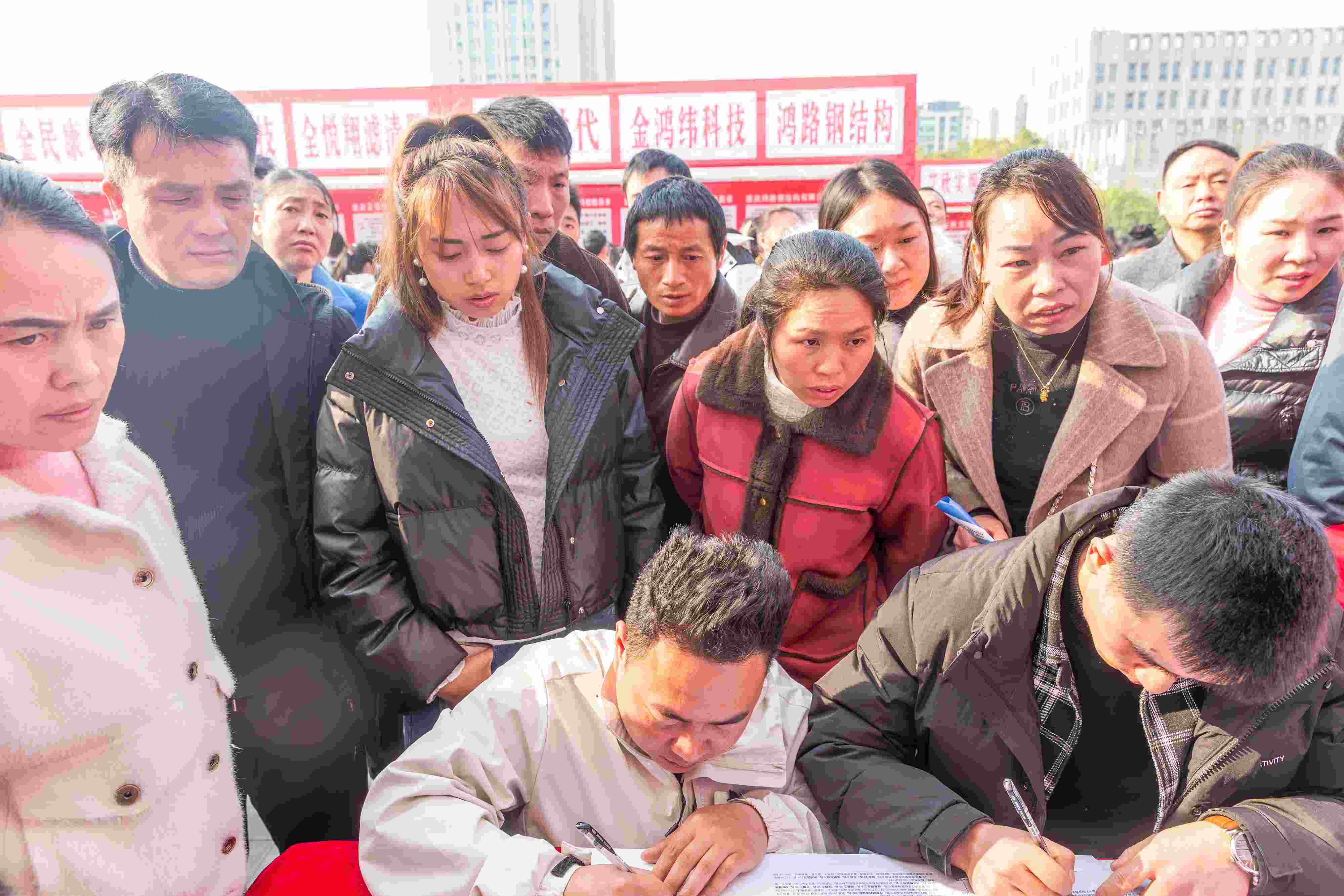 △ 2024年2月19日，重慶市南川區(qū)舉辦2024“春風行動”招聘會，為企業(yè)和求職者牽線搭橋，助力務工人員返崗就業(yè)、企業(yè)復產復工。