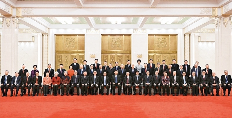 2024年2月7日，習近平、王滬寧、蔡奇、丁薛祥等在北京人民大會堂同黨外人士歡聚一堂，共迎佳節(jié)。這是習近平等同大家合影留念。 新華社記者 謝環(huán)馳/攝
