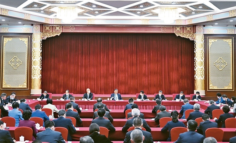 2023年3月6日，中共中央總書記、國家主席、中央軍委主席習近平看望參加全國政協(xié)十四屆一次會議的民建、工商聯(lián)界委員，并參加聯(lián)組會，聽取意見和建議。中共中央政治局常委、全國政協(xié)十四屆一次會議主席團會議主持人王滬寧，中共中央政治局常委蔡奇、丁薛祥參加看望和討論。 新華社記者 謝環(huán)馳/攝