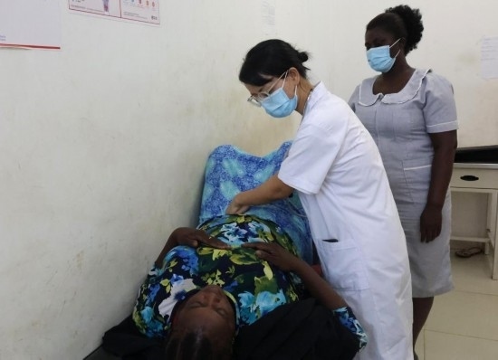 2023年2月27日，在塞拉利昂首都弗里敦，一名中國醫(yī)療隊的醫(yī)生正在為患者檢查身體。