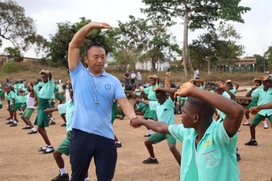 2月20日，在塞拉利昂首都弗里敦，來自塞拉利昂大學孔子學院的武術(shù)教師劉偉在為當?shù)貙W生上武術(shù)課。