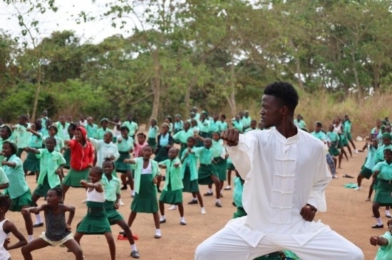 2月20日，在塞拉利昂首都弗里敦，當?shù)貙W生在上武術(shù)課。