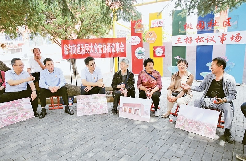 2023年6月2日，江蘇省連云港市連云區(qū)政協(xié)工委在墟溝街道桃園社區(qū)舉行“有事好商量”協(xié)商議事會(huì)。 人民圖片 朱華南/攝