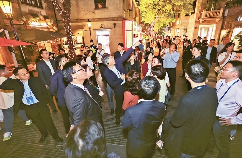 2023年4月18日，全國(guó)無(wú)黨派人士考察團(tuán)來(lái)到位于上海市黃浦區(qū)的上海新天地開(kāi)放式街區(qū)考察夜經(jīng)濟(jì)。 新華社記者 王翔/攝