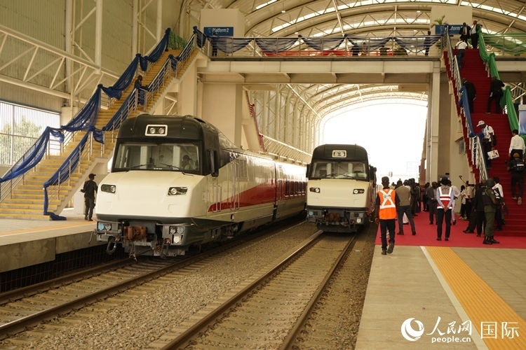 紅線車輛整裝待發(fā)。人民網(wǎng)記者 姜宣攝