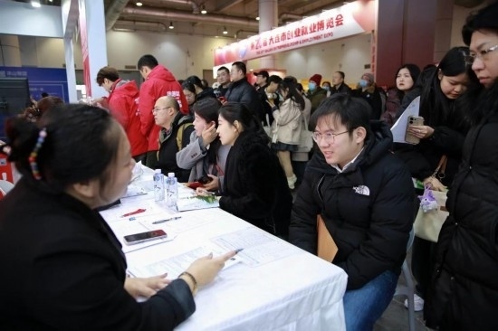 求職者與用人單位溝通交流。新華社記者 張博群 攝