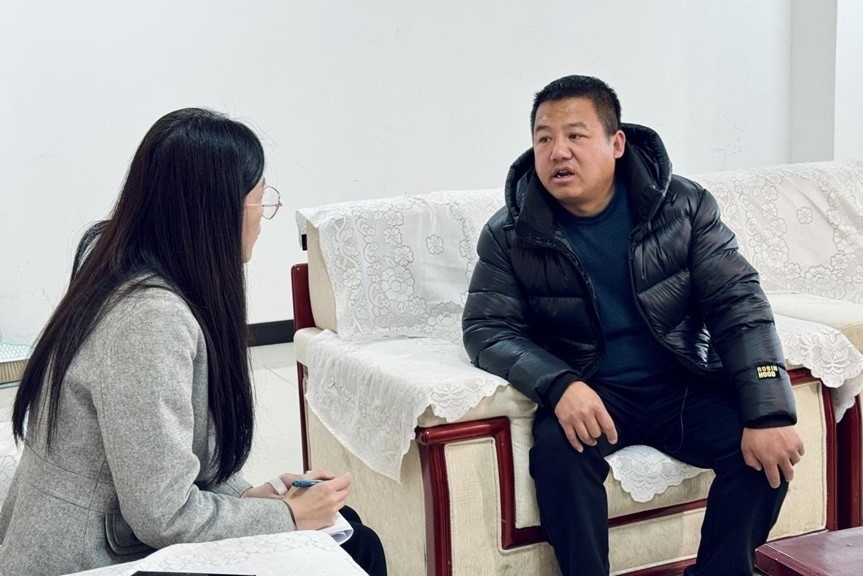 人民網(wǎng)記者采訪“在水一方”小區(qū)住戶。人民網(wǎng) 高清揚攝