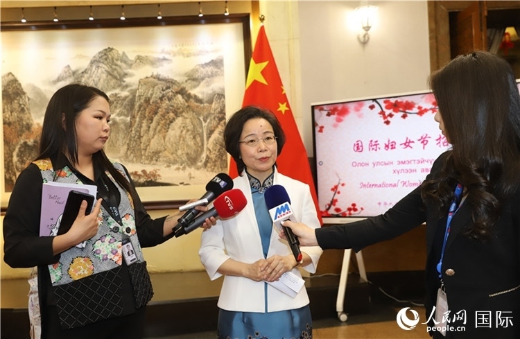 沈大使接受蒙古媒體采訪(fǎng)。人民網(wǎng)記者 霍文攝