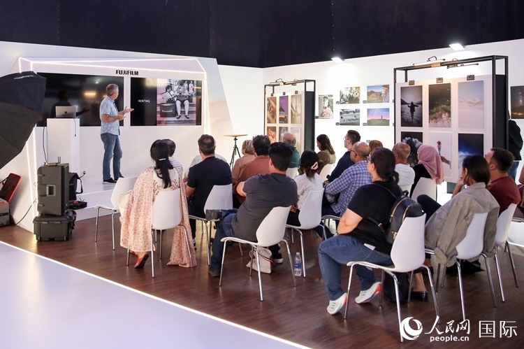 觀眾在參加攝影講座。人民網(wǎng)塔里克·易卜拉欣攝