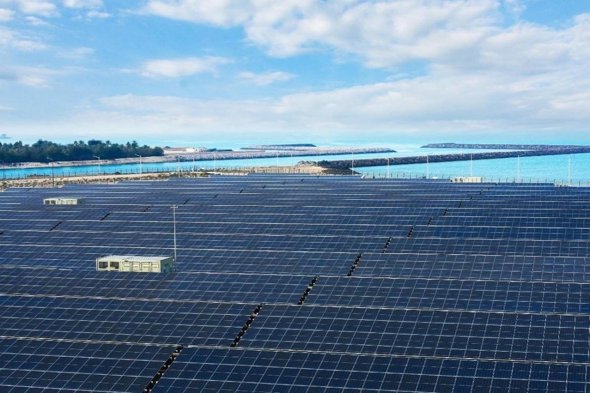 項目廣泛采用光伏補(bǔ)償發(fā)電系統(tǒng)，降低能源消耗。山東電建三公司供圖