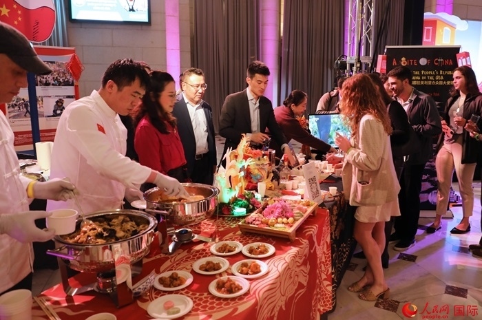 使館工作人員詳細(xì)為現(xiàn)場美食家和來賓講解菜品色香味特點、原料特色、烹制手法及其中蘊(yùn)含的中華美食文化。人民網(wǎng)記者 李志偉攝