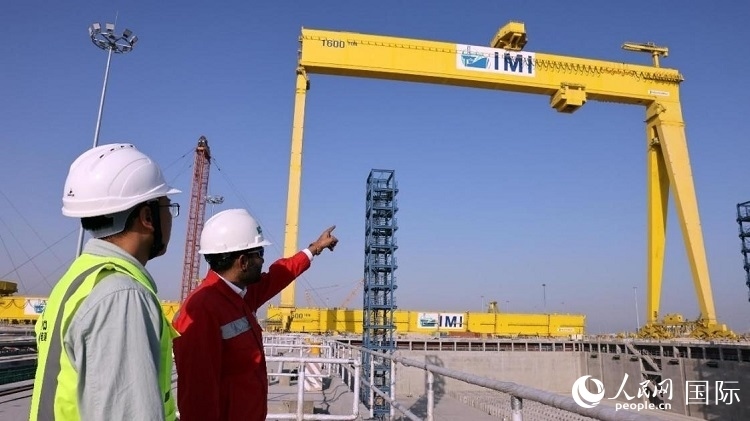工作人員查看龍門吊情況。人民網(wǎng)記者管克江攝