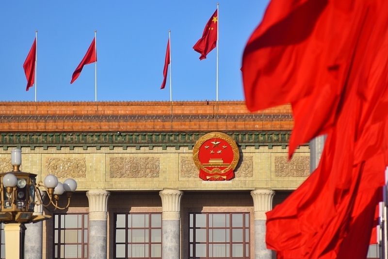 2024年3月8日，北京上空現“兩會藍”，人民大會堂前紅旗飄揚。