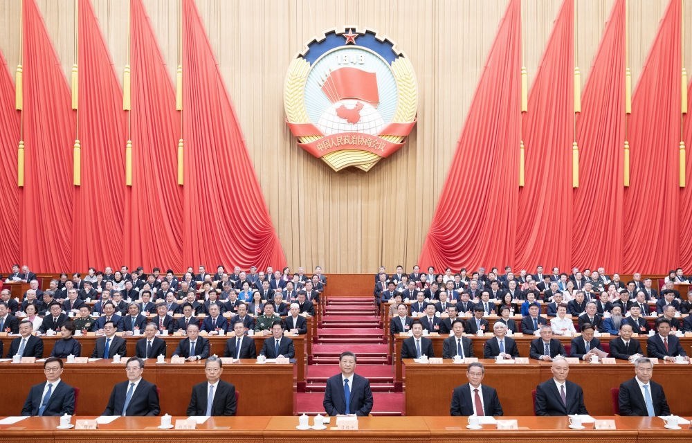 3月10日上午，中國人民政治協(xié)商會議第十四屆全國委員會第二次會議在北京人民大會堂閉幕。這是習(xí)近平、李強(qiáng)、趙樂際、蔡奇、丁薛祥、李希、韓正在主席臺就座。王滬寧主持閉幕會。