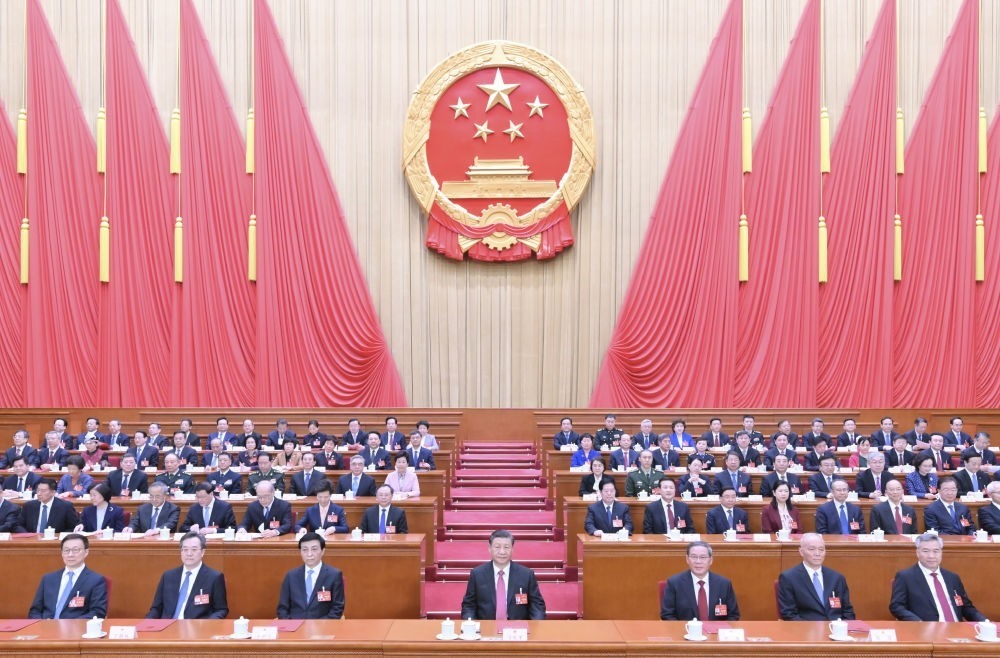 3月11日，第十四屆全國人民代表大會第二次會議在北京人民大會堂閉幕。黨和國家領(lǐng)導(dǎo)人習(xí)近平、李強(qiáng)、王滬寧、蔡奇、丁薛祥、李希、韓正等在主席臺就座。趙樂際主持閉幕會。