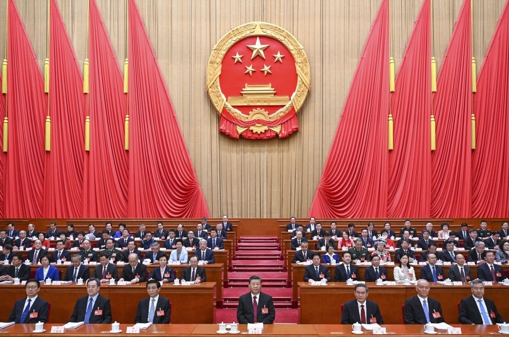 3月5日，第十四屆全國人民代表大會第二次會議在北京人民大會堂開幕。黨和國家領(lǐng)導(dǎo)人習(xí)近平、李強(qiáng)、王滬寧、蔡奇、丁薛祥、李希、韓正等出席大會。趙樂際主持大會。