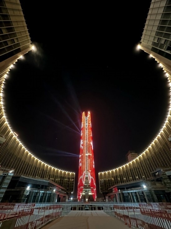  2024年2月9日，埃及開羅以東建設(shè)中的埃及新行政首都中央商務(wù)區(qū)項(xiàng)目上演燈光秀，迎接龍年春節(jié)。新華社發(fā)（黎炳宏攝）