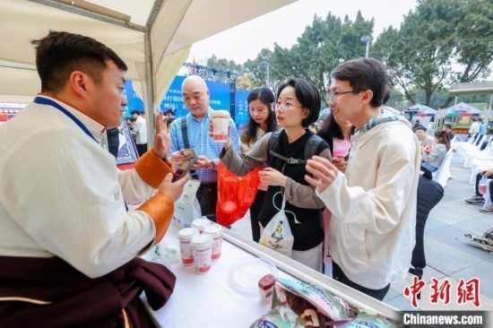 圖為廣州市民體驗果洛特產(chǎn)。 果洛州文體旅游廣電局 供圖
