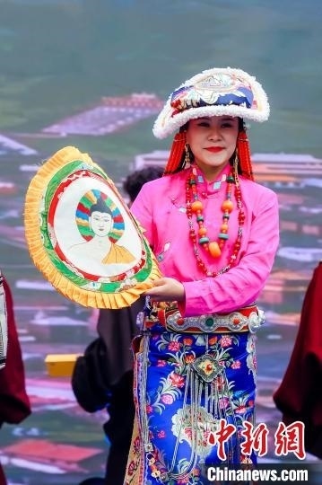 圖為身著民族服飾的演員們展示果洛特色產(chǎn)品。 果洛州文體旅游廣電局 供圖