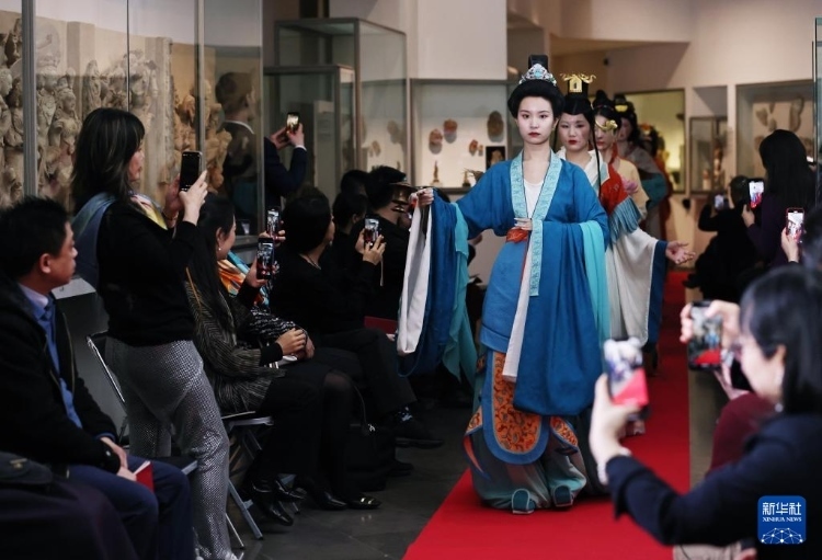 3月13日，在位于法國(guó)巴黎的吉美國(guó)立亞洲藝術(shù)博物館，模特展示敦煌復(fù)原服飾。新華社記者 高靜 攝