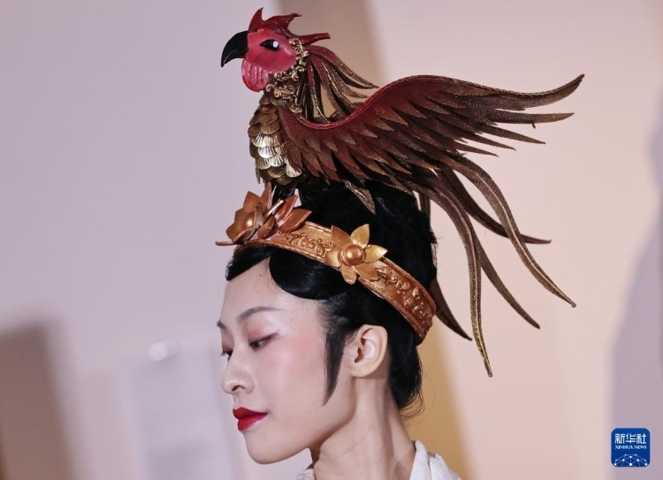 3月13日，在位于法國(guó)巴黎的吉美國(guó)立亞洲藝術(shù)博物館，模特展示敦煌復(fù)原服飾。新華社記者 高靜 攝