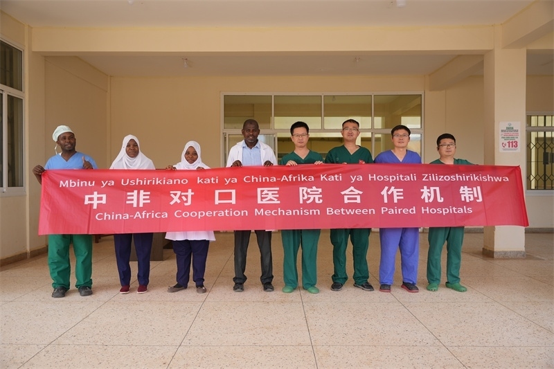 醫(yī)療隊隊隊員和基文吉區(qū)醫(yī)院院長（左四）及醫(yī)護人員合影。中國援桑醫(yī)療隊供圖